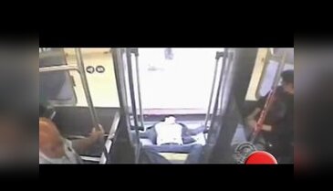 Tartıştığı adamı otobüsten attı