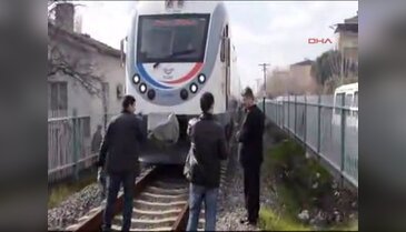 Raylara yatarak intihar etti