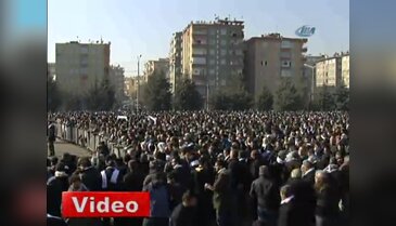 Cenazeler tören alanına götürülüyor