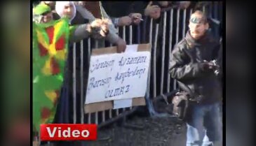 Terörist cenazesine damga vuran pankart