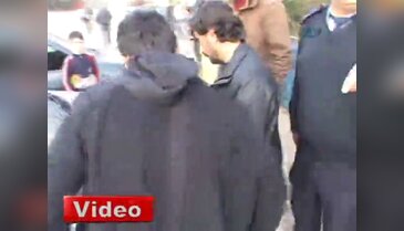 Yeni doğmuş bebeği aracın üzerinde terk etti