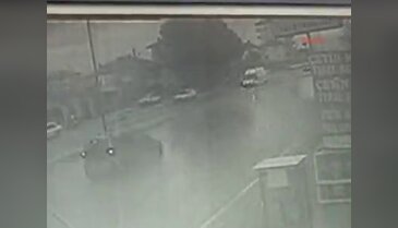 Su birikintisine giren minibüs faciaya neden oluyordu