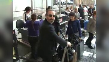Cem Yılmaz oğlu ve eşiyle birlikte Paris'e gitti