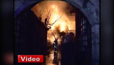 Tarihi cami kül oluyordu!