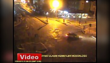 Otomobildeki yolcu yola fırladı