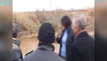 Köprüsü yıkılan köylü yardım bekliyor