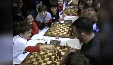 Cem Yılmaz satranç oynarsa