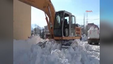 Yağan karı kamyonlarla şehir dışına taşıdılar