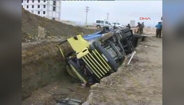 Tır çukura düştü