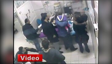 Kucağında bebekle doktora saldırdı!