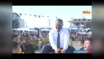 Belediye Başkanı deveden düştü