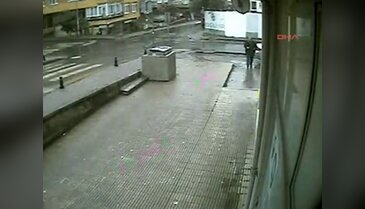 Minibüs ile otomobilin çarpışma anı kamerada