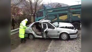Kamyon otomobile çarptı aynı aileden 3 kişi öldü