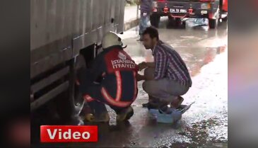 Kamyonet tren yolu alt geçidinde sıkıştı