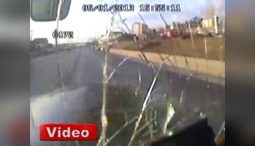 Otoyoldaki kaza otobüs kamerasında
