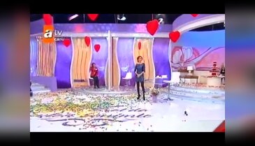 Esra Erol'a eşinden canlı yayında 14 Şubat sürprizi! 