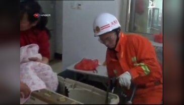 Çamaşır makinesine sıkışan çocuk ölümden döndü