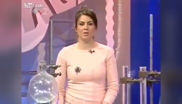 Sunucu canlı yayında böyle bayıldı