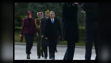 Topukluyla yürüyemeyen First Lady'ye fırça