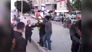 Ambulanstan atlayıp eşine çarpan sürücüyü kovaladı