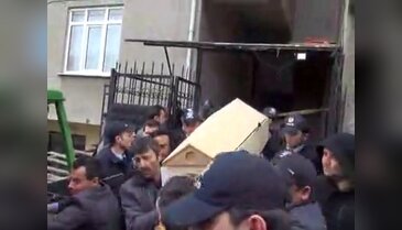 Oğlunu baltayla öldürdü