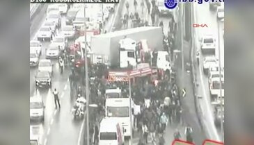 TIR, metrobüs yoluna girdi!