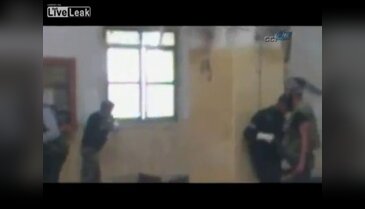 Suriye topçusu cami içindeki muhalifleri vurdu