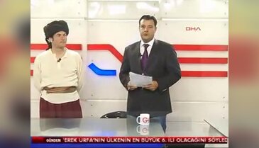 Canlı yayında spiker pitonu görünce...