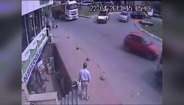 Tır, anne ve oğlunu böyle ezdi!