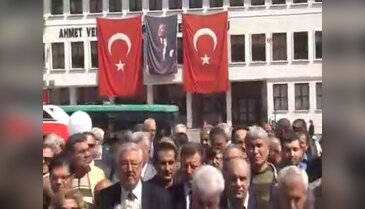 CHP'liler Bursa'da Atatürk Anıtı'na çelenk koydu