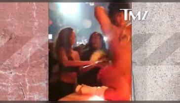 Rihanna striptizci kızlara para yağdırdı

