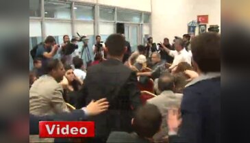 Protez bacağını attı