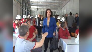 Hülya Koçyiğit işçilere süreci anlattı
