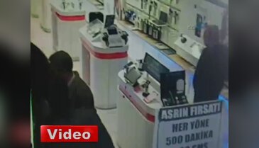 Cep telefonu çalarken kameraya yakalandılar