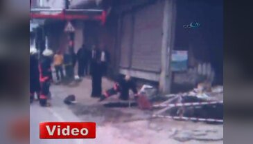 Okula giderken çöken kaldırımın çukuruna düştü