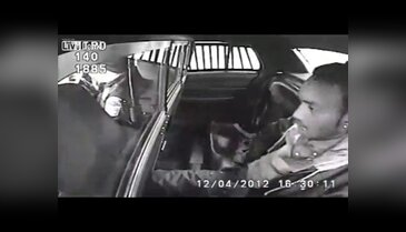 Polis tutukladığı adamın silahını almayı unutunca...