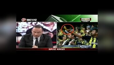Derbi maçında muz sallayan taraftar canlı yayına bağlandı.
