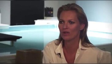 Kate Moss yaşına meydan okuyor