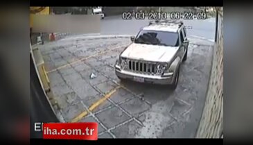 Soyguncu baltayı taşa vurdu