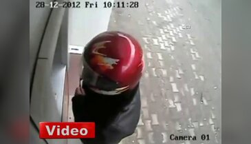 Kasklı hırsız güvenlik kamerasında