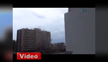 Vinç apartmanın üzerine devrildi!