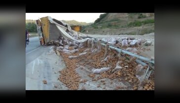 Patates yüklü TIR  devrildi: 1 ölü