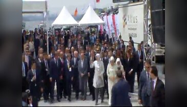 First Lady'ler tören alanına kol kola geldi
