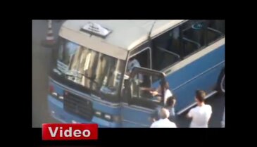 Polis ve minibüs şoförü böyle kavga etti