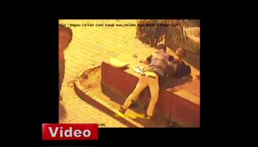 Sokak ortasında hırsızlık ve darp kamerada