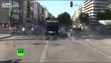 Panzer'in göstericiyi ezdiği görüntüler Dünya gündeminde