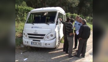Bursa'da işçi taşıyan minibüs devrildi