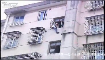 4 yaşındaki kızını camdan atacaktı
