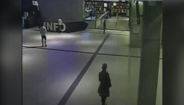 Polise çekiçle saldırıp burnunu kırdı
