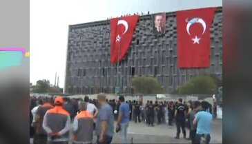 Polis AKM'ye bayrak asarken slogan attı